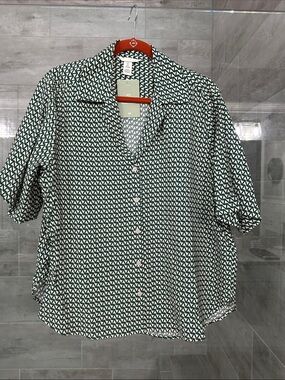 NEW ladies Short Sleeve Button-Up Shirt - Green Geometric Print